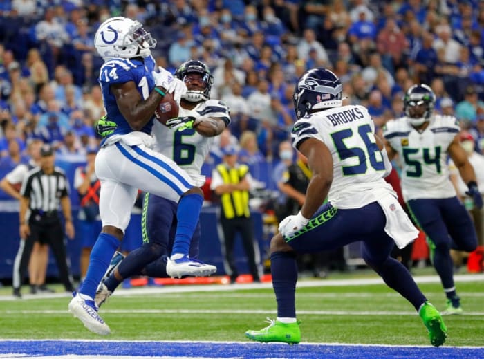 Colts receiver Zach Pascal (14) pulls in a pass while being guarded by Seattle Seahawks safety Quandre Diggs (6). © Robert Scheer/IndyStar via Imagn Content Services, LLC